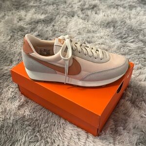 BRAND NEW Nike Daybreak size 7 never worn and comes with box.